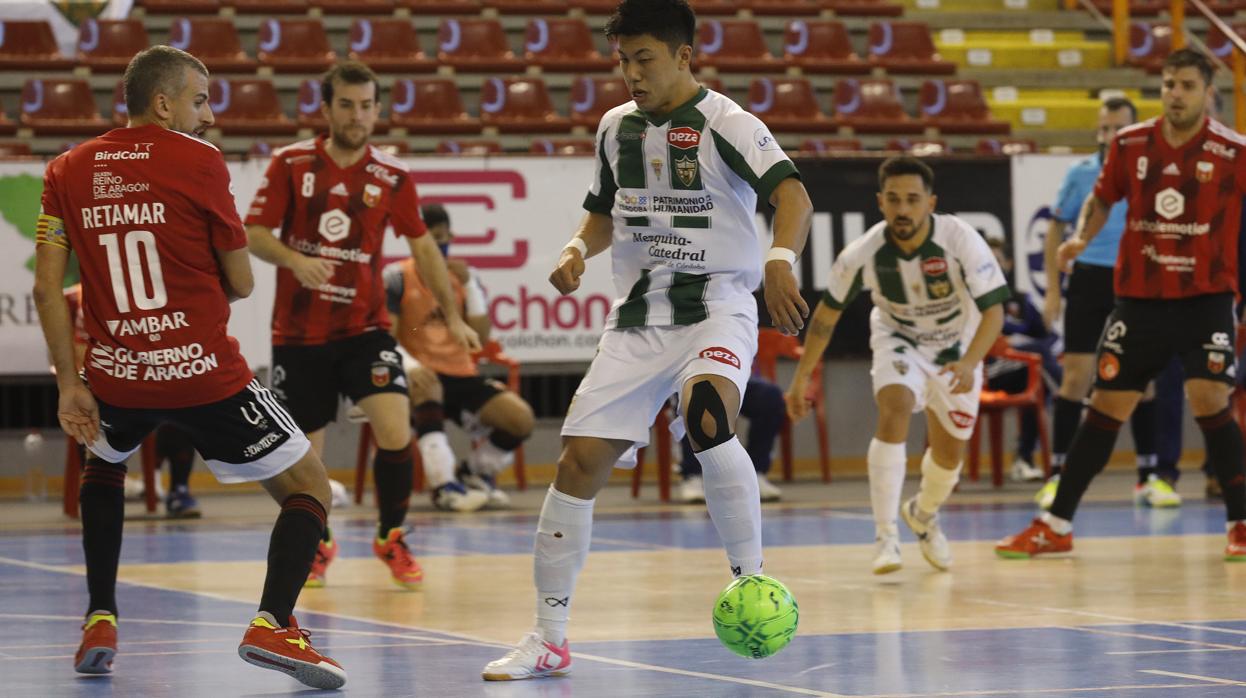 El pívot japonés Shimizu, en el partido ante el Fútbol Emotion Zaragoza