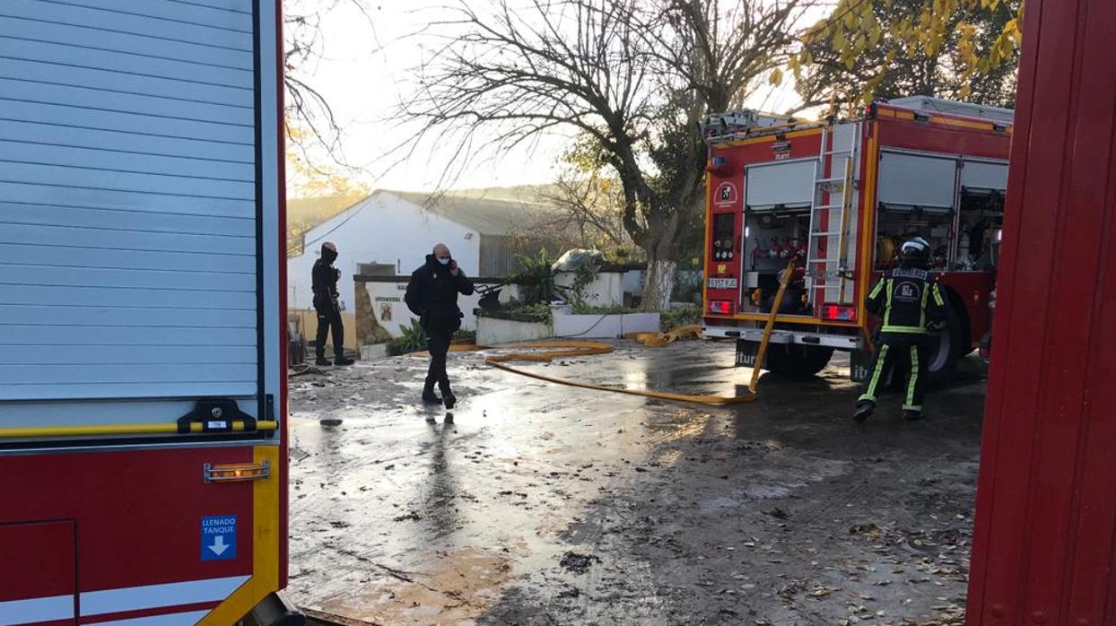 Los bomberos actuando en el incendio