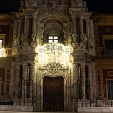 Fachada de San Telmo iluminada