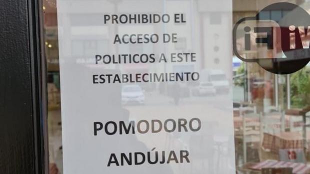 Pega un cartel para que los políticos no entren a su restaurante de Andújar y la policía le ordena quitarlo