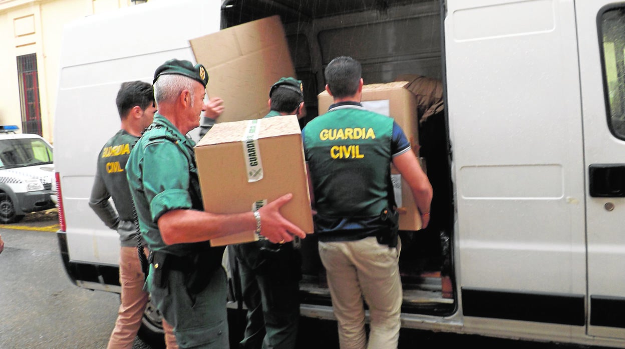 Guardias civiles tras el registro del Ayunamiento de Peñarroya