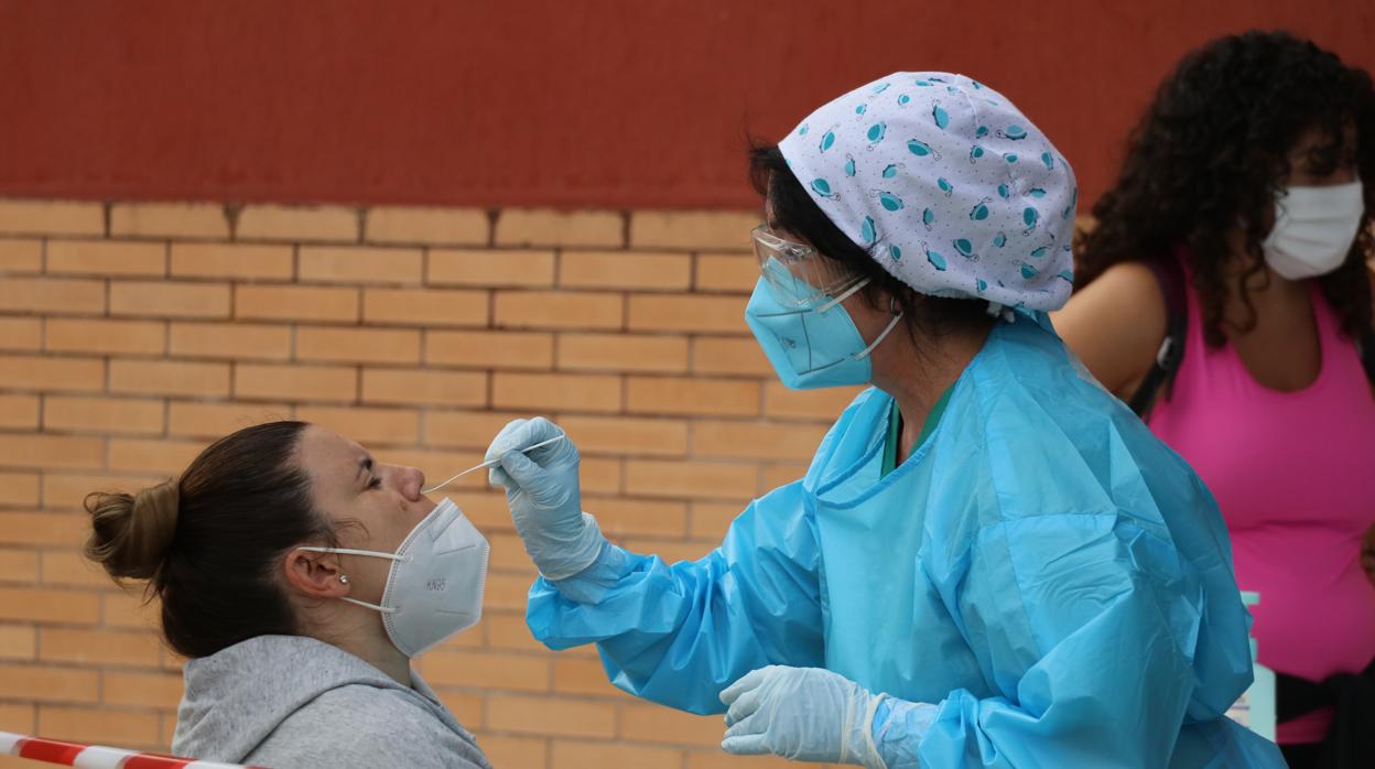 Una enfermera toma muestras durante el cribado de Lucena