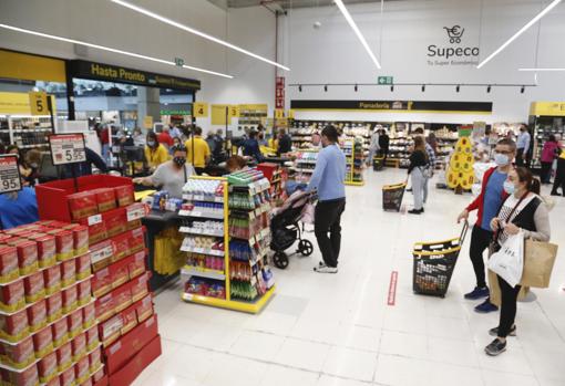 Varias personas hacen cola para pagar en el supermerado Supeco de Córdoba