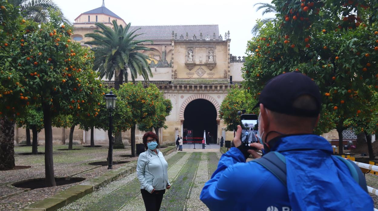 Una mujer se fotografía ante la Mezquita-Catedral de Córdoba