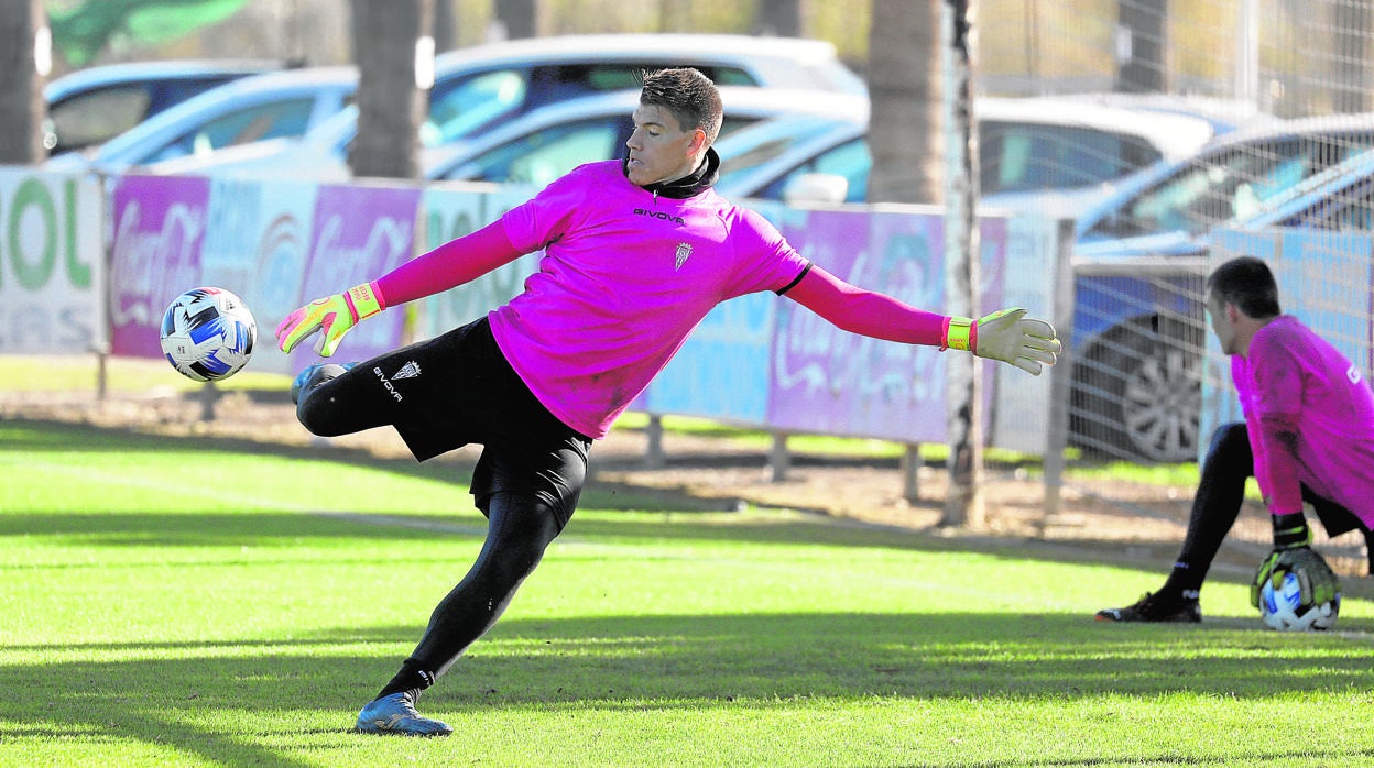 El portero del Córdoba Isaac Becerra realiza un saque de portería en un entrenamiento