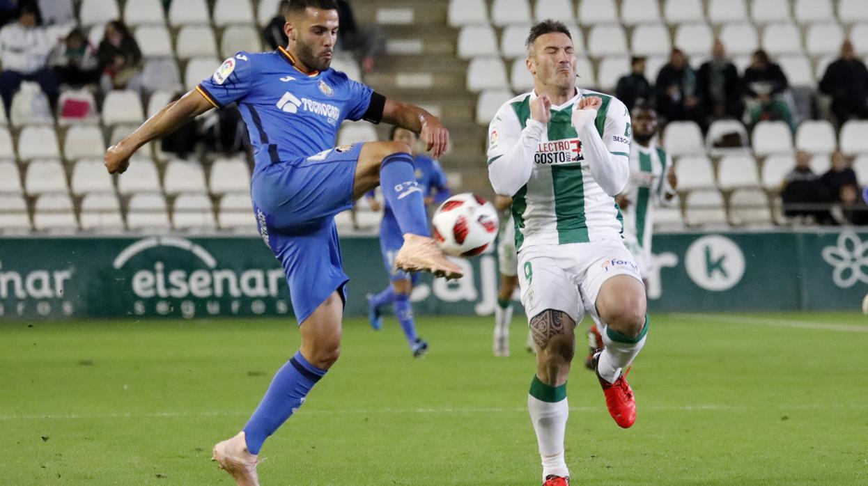 Piovaccari se protege de un balonazo en el Córdoba-Getafe de la Copa del Rey en 2018