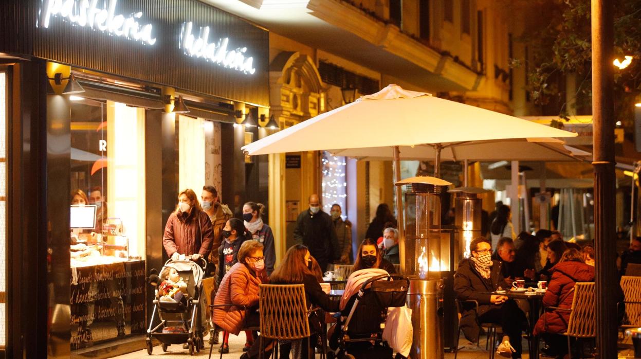 Merienda en una terraza de Córdoba este viernes 18 de diciembre de 2020