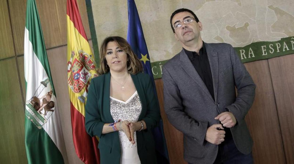 El diputado por Huelva en un acto en el Parlamento andaluz junto a la actual secretaria regional Susana Díaz