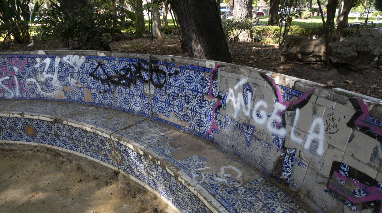 Bancos con azulesjo de los Jardines de la Agricultura en Córdoba