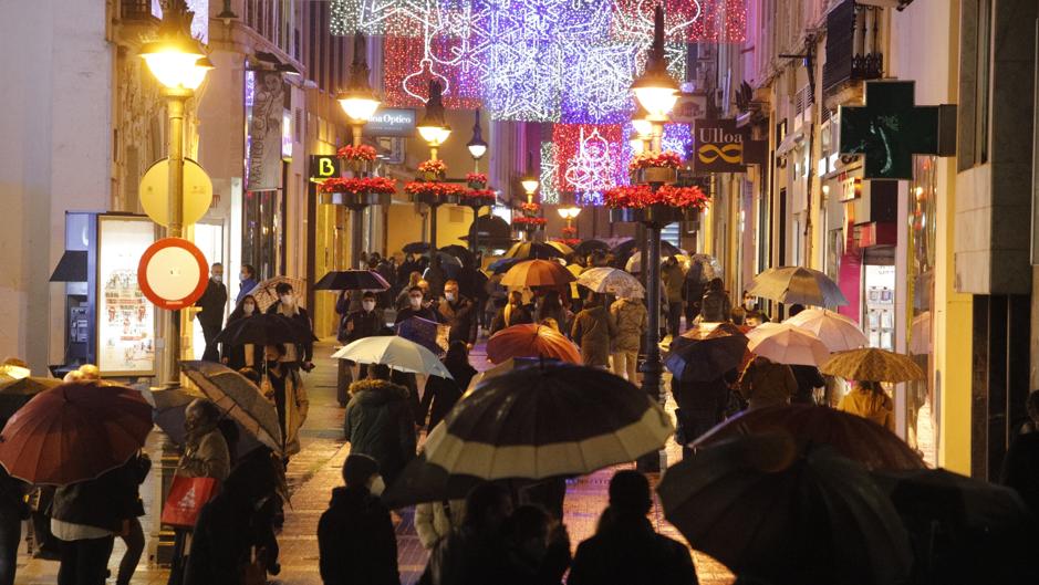 Desescalada en Navidad | El mal tiempo, antídoto de las bullas este sábado en el Centro de Córdoba