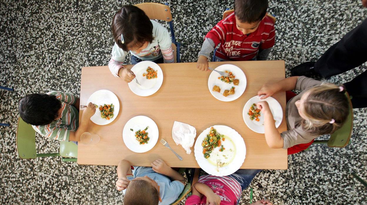 Niños en un comedor escolar