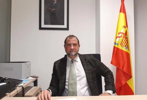 El juez de Menores, Luis Rabasa en su despacho de la Ciudad de la Justicia