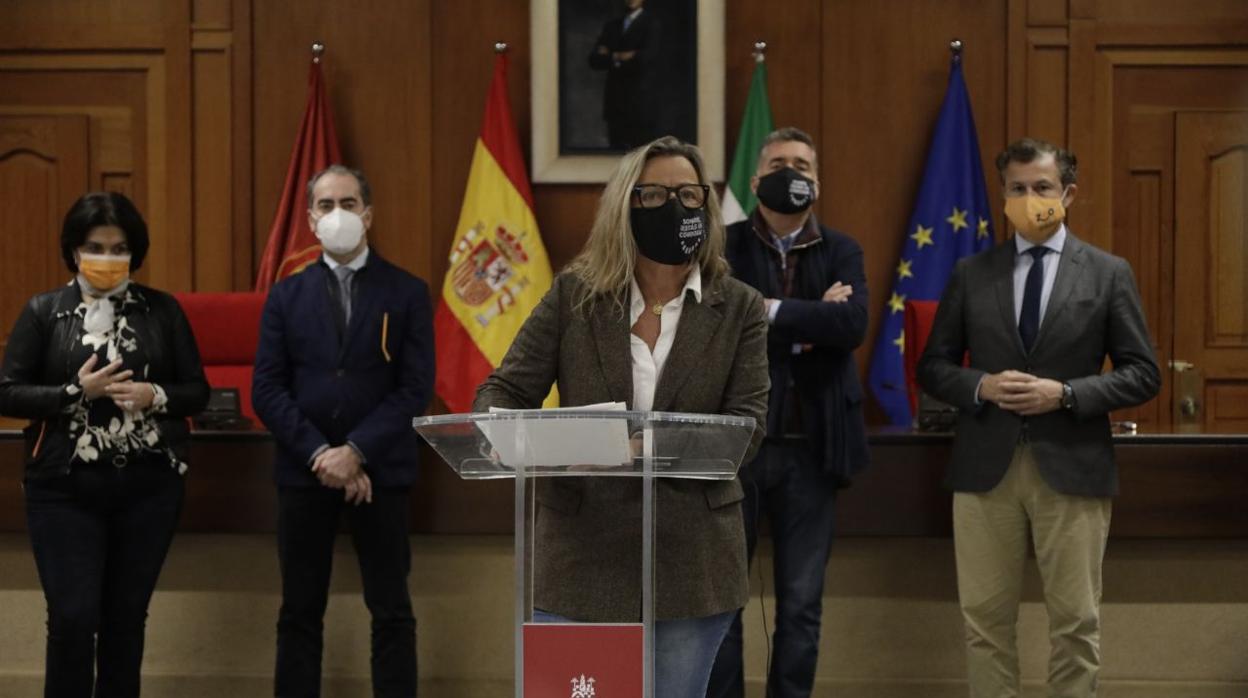 La primera teniente de alcalde, Isabel Albás, con el resto de concejales de Ciudadanos en el Ayuntamiento de Córdoba