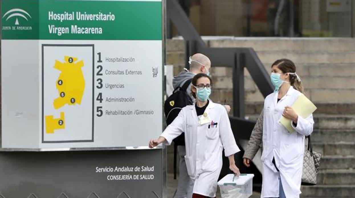 Dos sanitarias en el Hospital Virgen Macarena de Sevilla