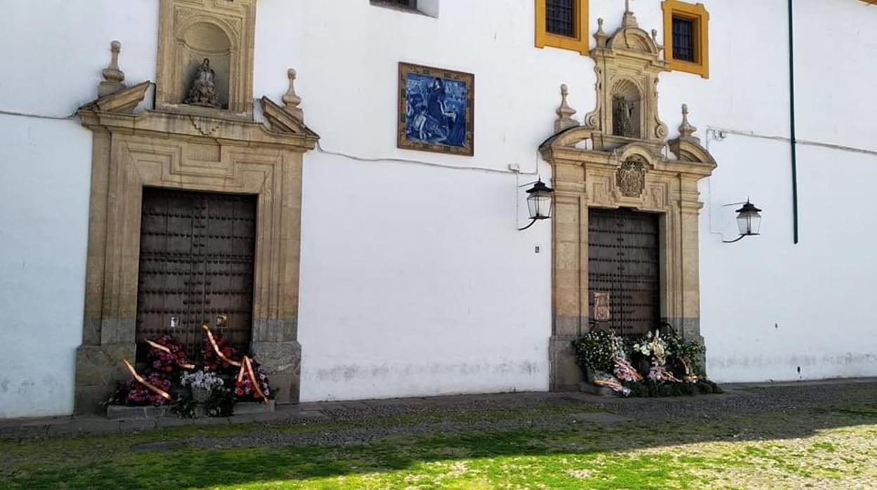 San Jacinto amaneció el viernes Santo con una ofrenda floral en sus puertas