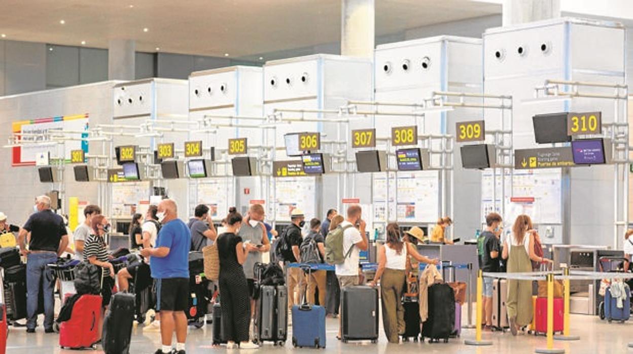 Colas de pasajeros en el aeropuerto de Málaga