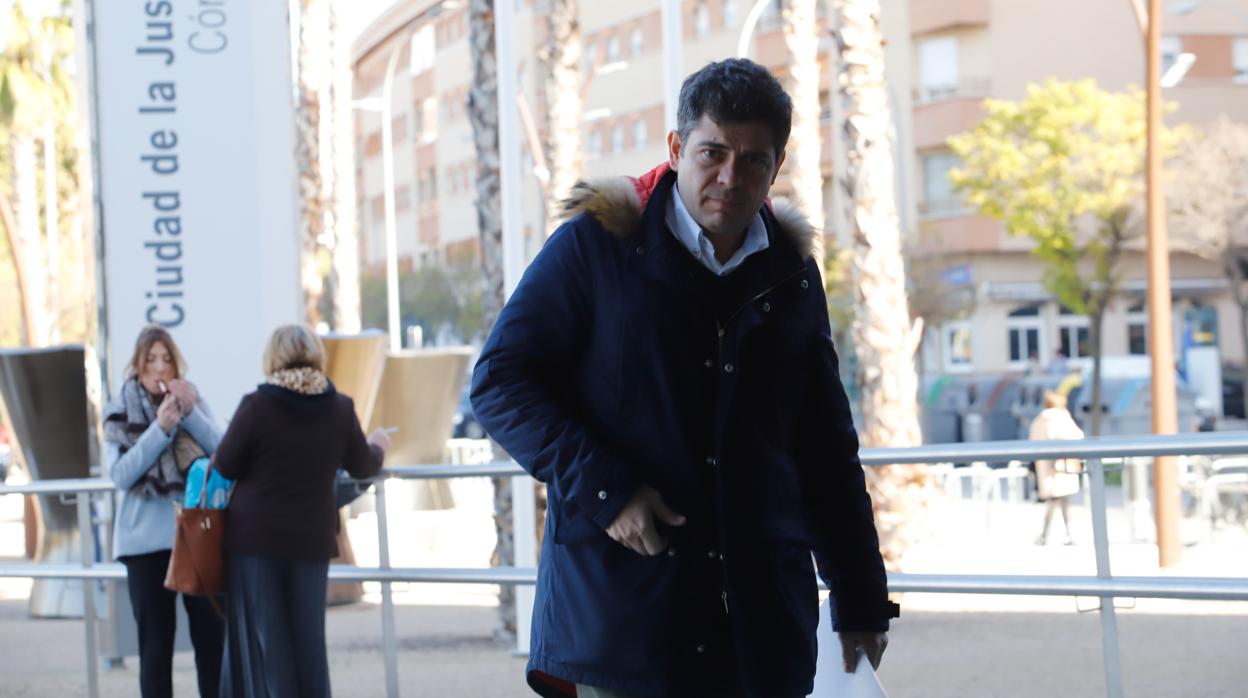 El admnistador concursal del Córdoba CF, Francisco Estepa, entra a un acto en la Ciudad de la Justicia