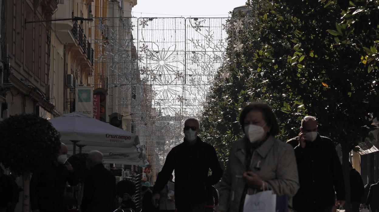 Personas paseando por Córdoba en diciembre de 2020