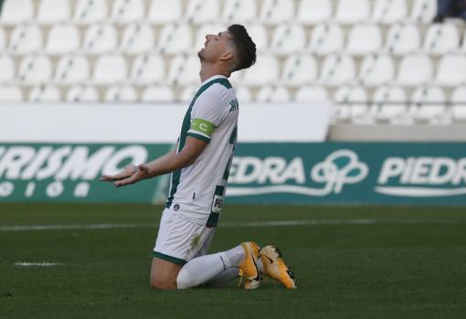 El capitán del Córdoba, Javi Flores, lamenta una tarjeta