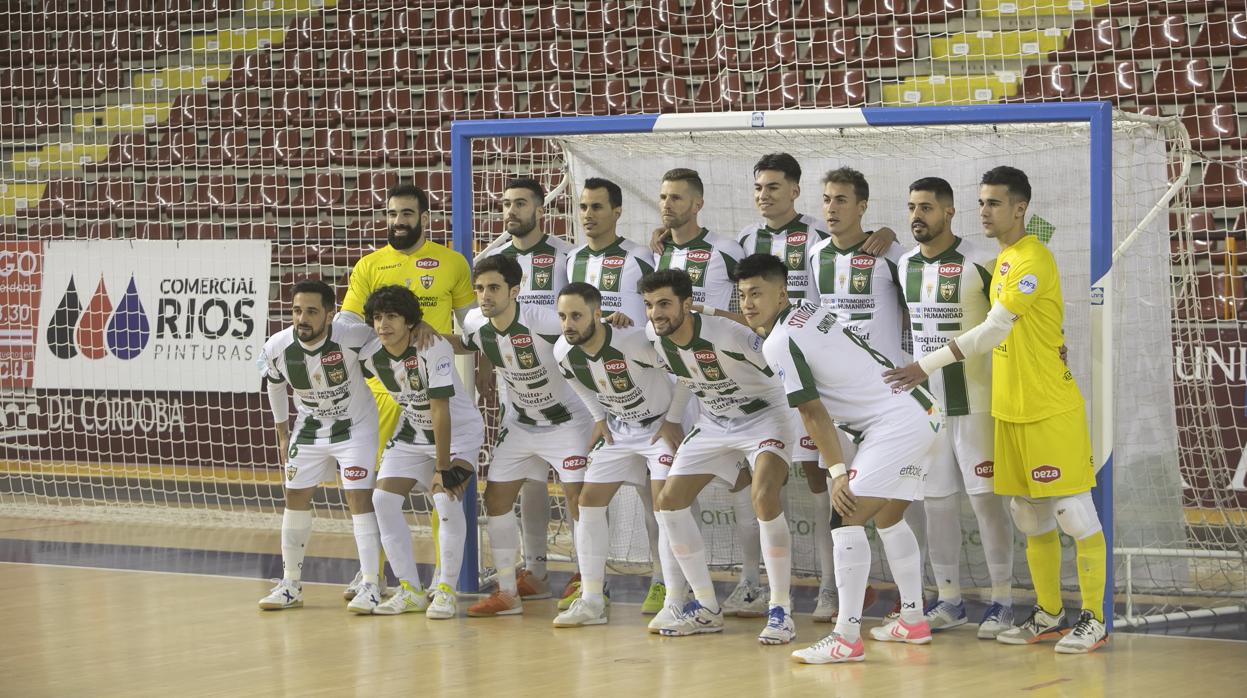 La plantilla del Córdoba Patrimonio de la Humanidad, antes del partido ante Santa Coloma