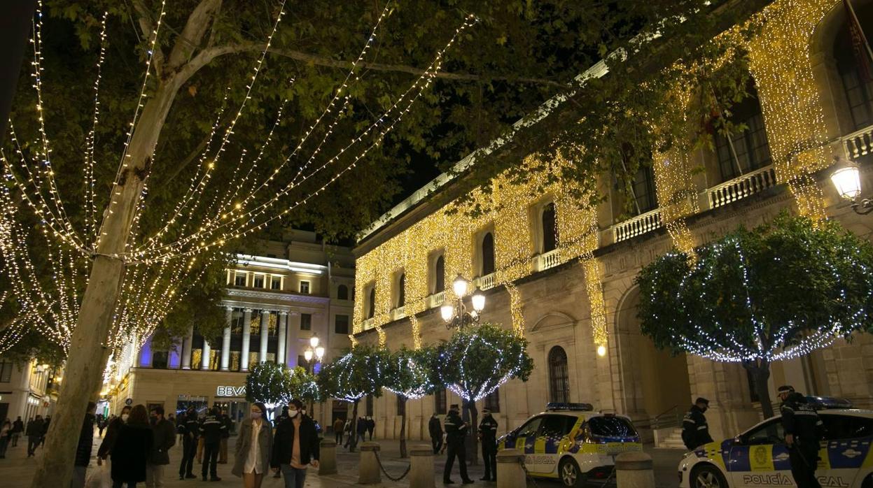 El Centro de Sevilla, con el Ayuntamiento de fondo, iluminado durante esta Navidad