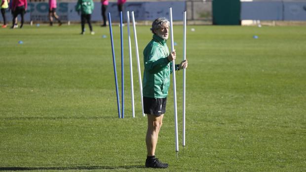 Pablo Alfaro, ante un récord que dura 17 años y que no lograron los últimos 27 entrenadores del Córdoba CF