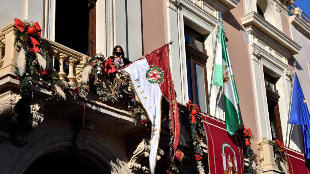 Por primera vez en 531 años una mujer tremola el Pendón de la entrada de los Reyes Católicos en Almería