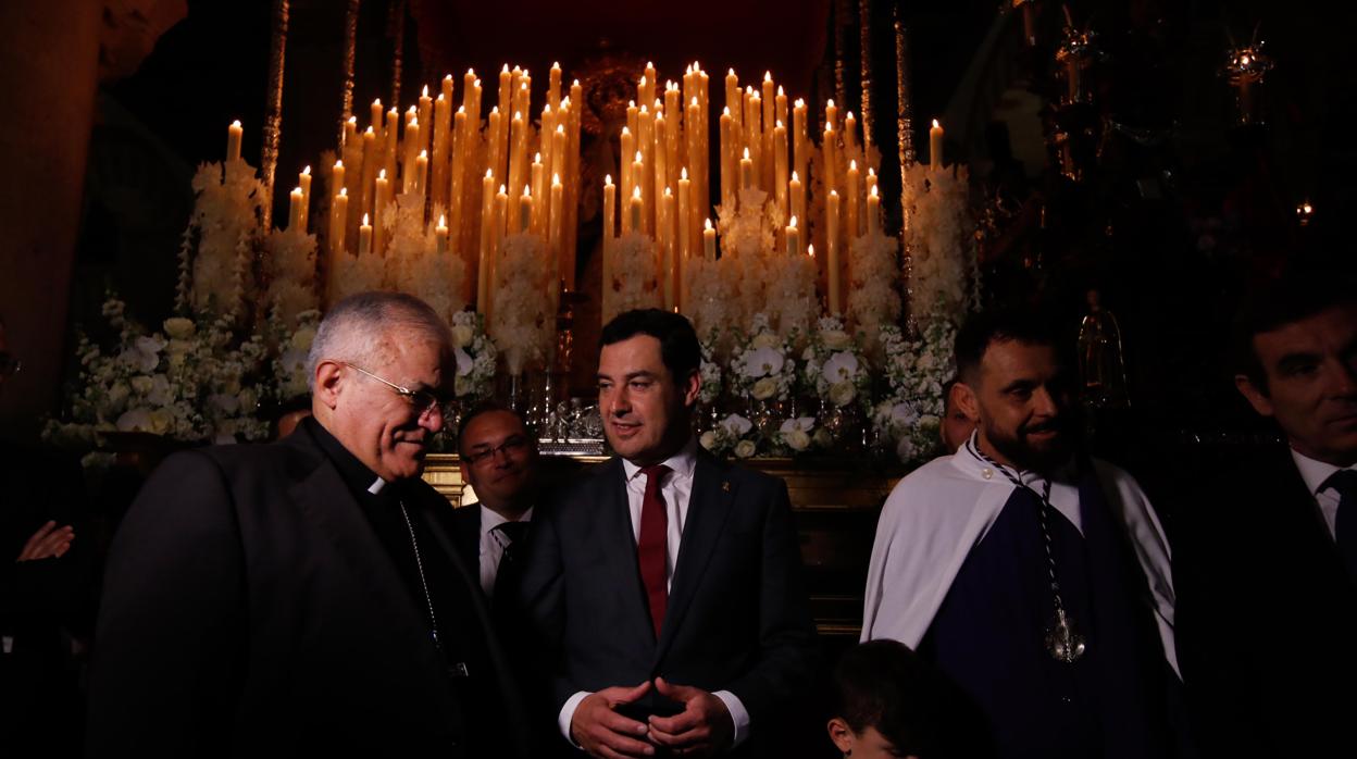 El presidente de la Junta de Andalucía, Juan Manuel Moreno Bonilla, junto al obispo, Demterio Fernández, y ante la Virgen de la Salud el Martes Santo de Córdoba de 2019