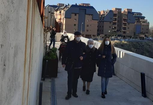 María Luisa Torres Martín, de 83 años, que ha pasado unos días con sus familiares y este domingo ha vuelto a la residencia Fray Leopoldo de Granada para recibir la vacuna contra el Covid