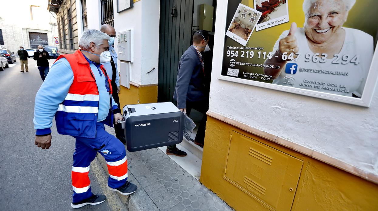 La caja con las vacunas llega a la residencia Beato Juan Grande de Sevilla