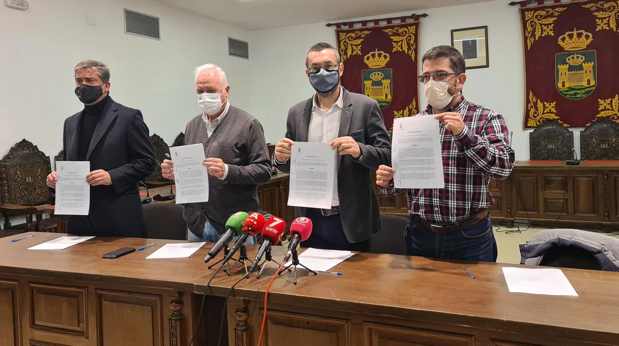 El alcalde de La Línea y los portavoces muestran la declaración tras firmarla