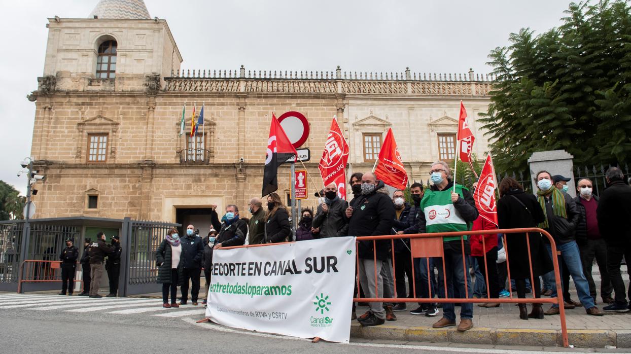 Trabajadores de la Radio y Televisión autonómica Canal Sur protestan en la entrada del Parlamento de Andalucía en Sevilla contra los recortes del presupuesto