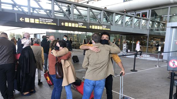 Moreno pide más control en los aeropuertos tras los casos de cepa británica de coronavirus en Andalucía