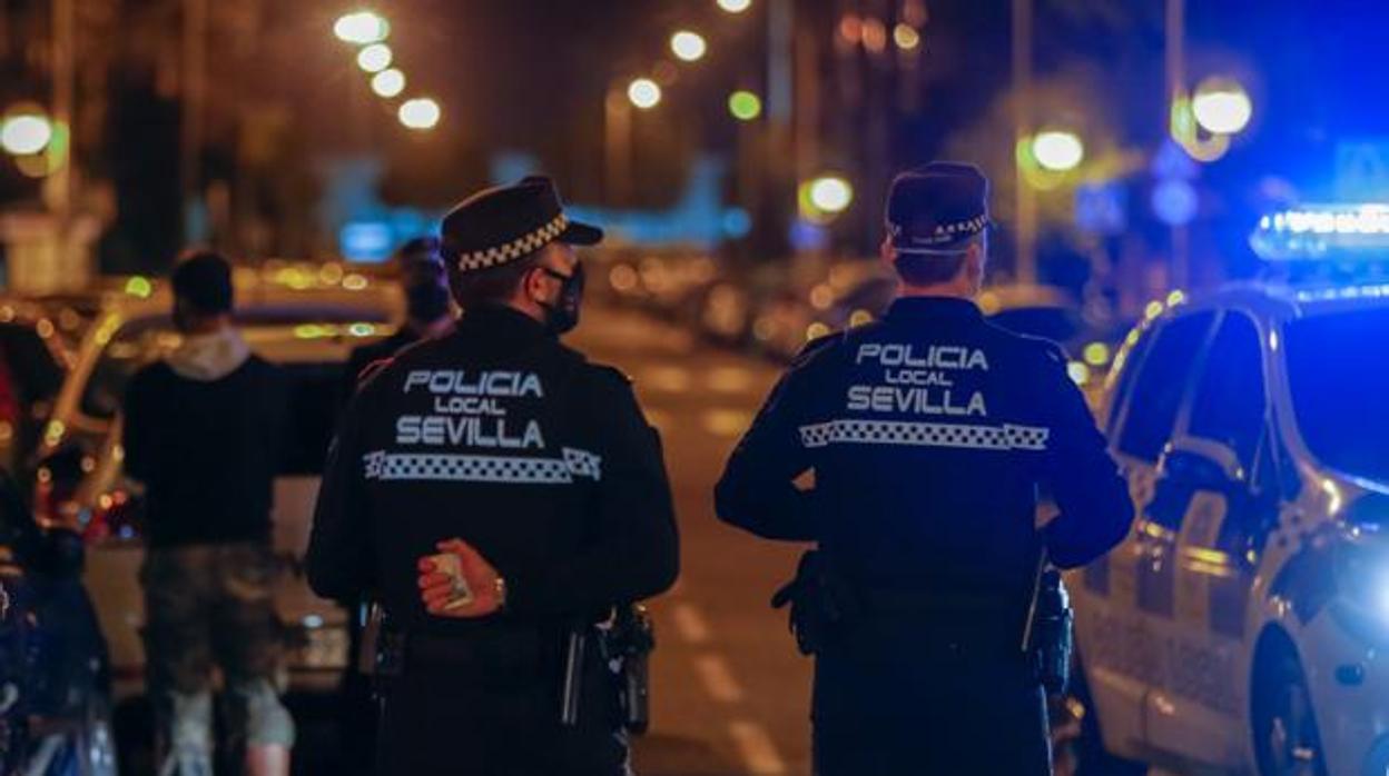 Dos agentes de la Policía Local en Sevilla