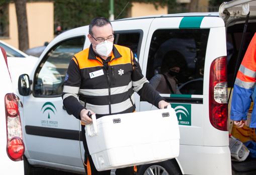 Un técnico saca la caja de la furgoneta para ser llevada al centro de mayores Heliópolis