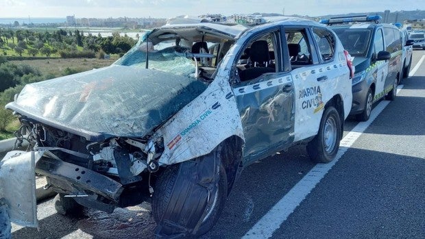 Cinco guardias civiles heridos tras ser embestido un coche patrulla en una persecución en Vélez-Málaga