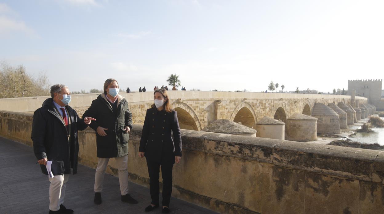 Fuentes, Repullo y Casanueva, esta mañana en su visita al Puente Romano