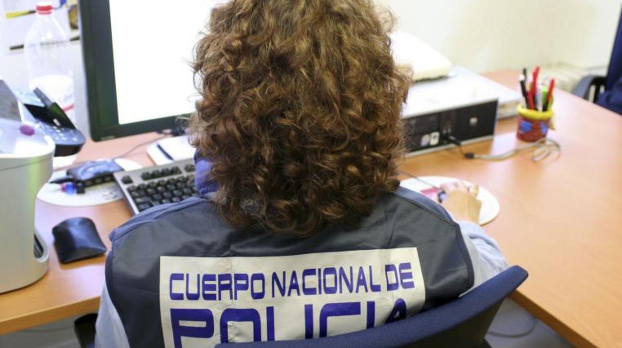 Una agente delante de un ordenador