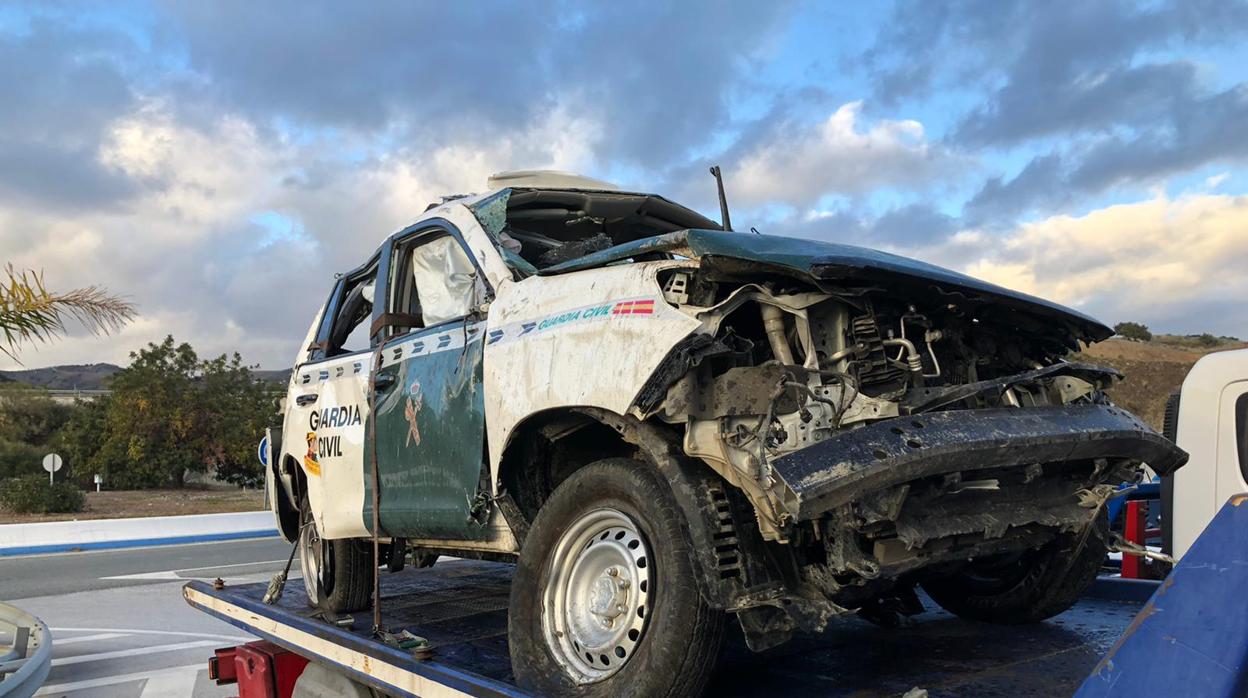 El coche patrulla de la Guardia Civil quedó destrozado tras dar varias vueltas de campana