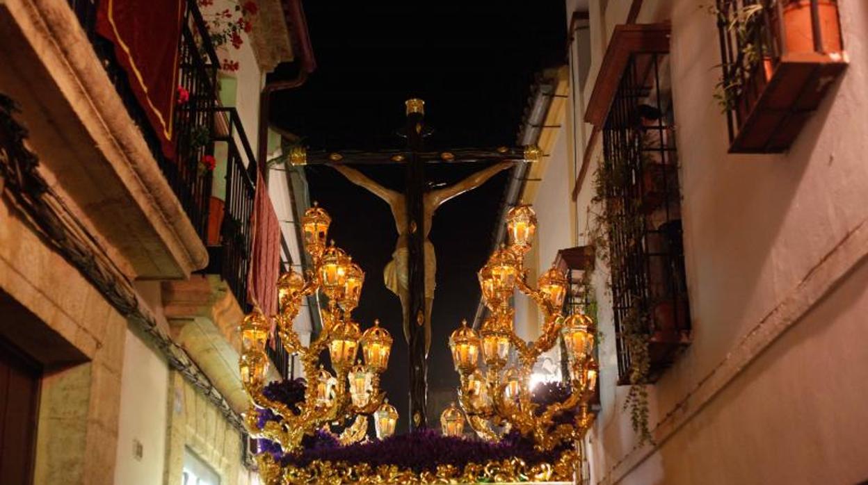 El Cristo de la Misericordia en una procesión por las calles de Córdoba