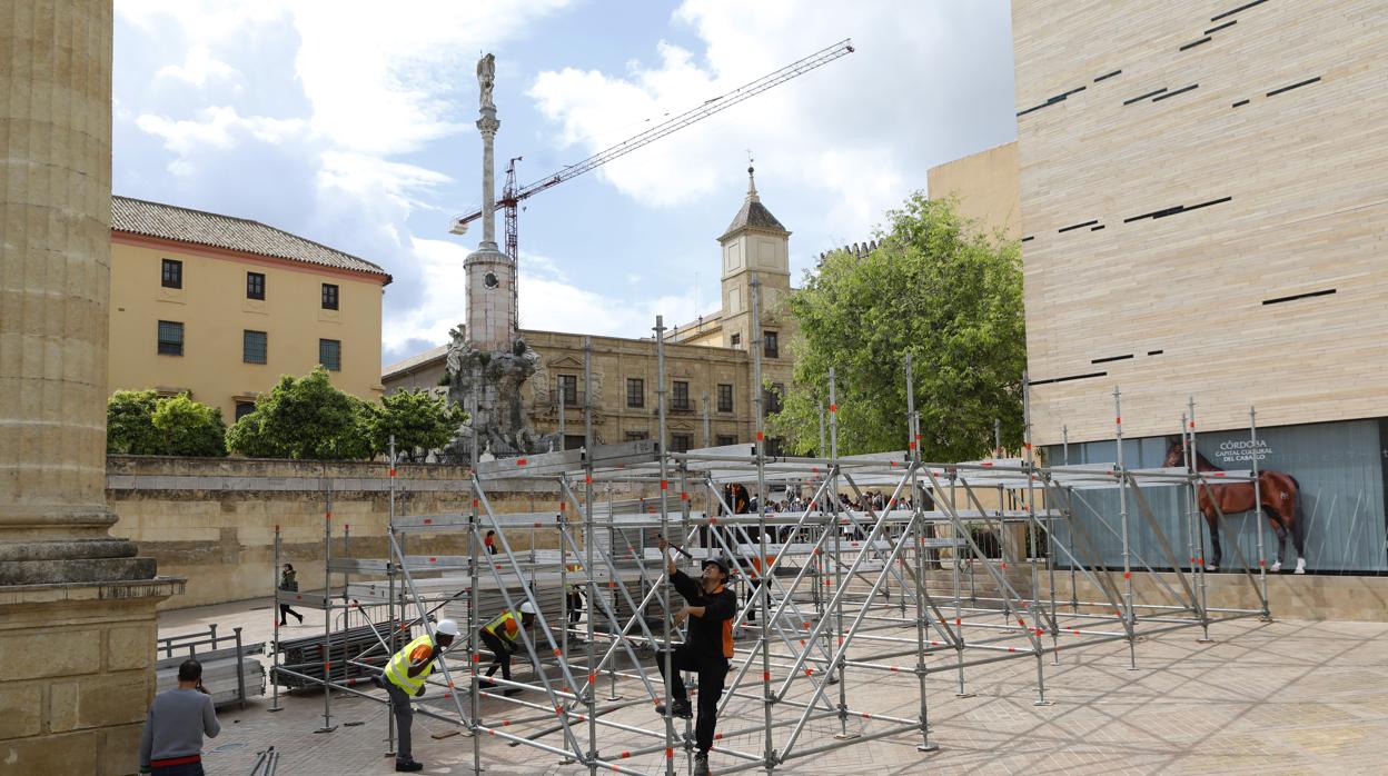 Montaje de palcos para la Semana Santa de 2019, la última celebrada en Córdoba