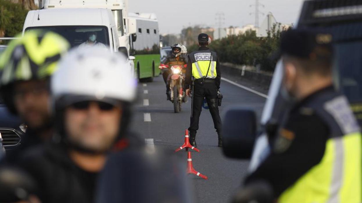 Agentes de Policía Nacional en un control de tráfico en Córdoba