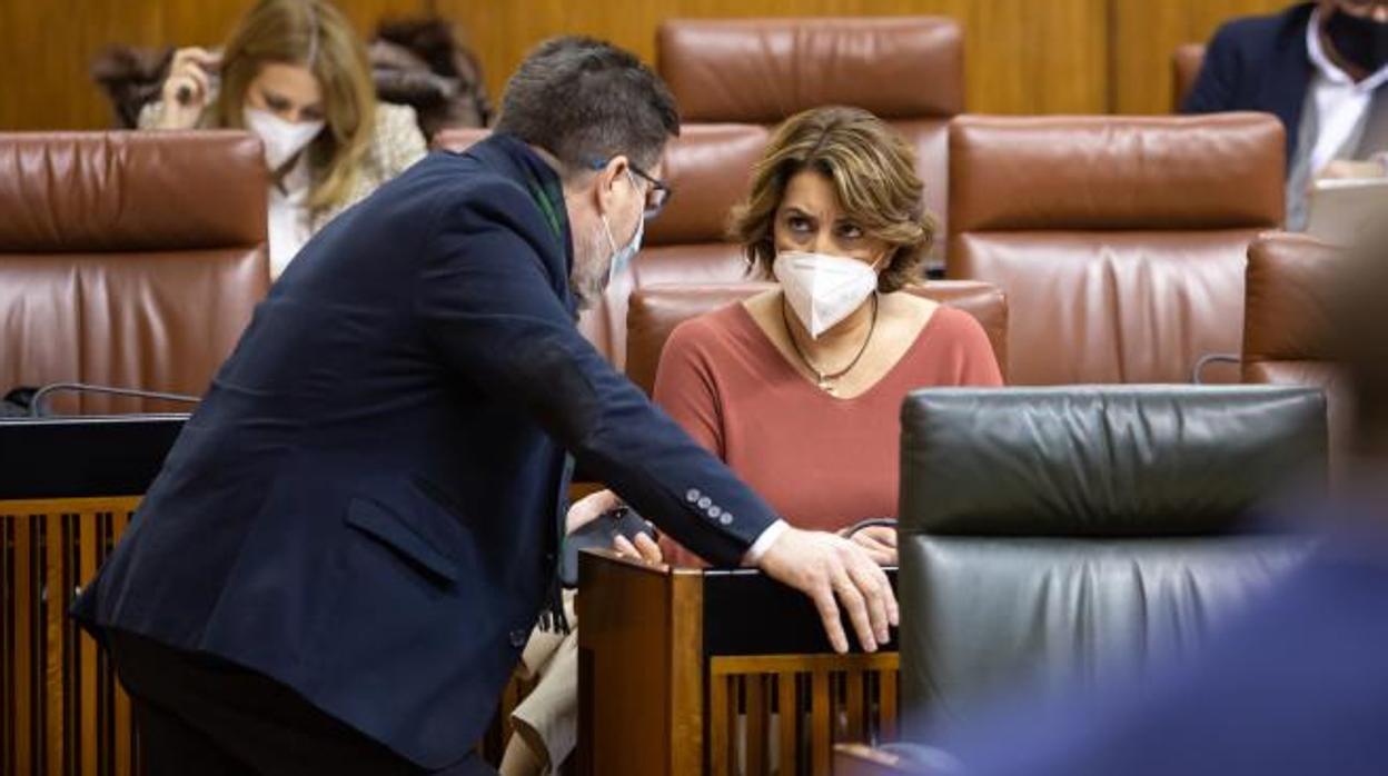 La secretaria general del PSOE andaluz, Susana Díaz, charla con el diputado Rodrigo Sánchez Haro