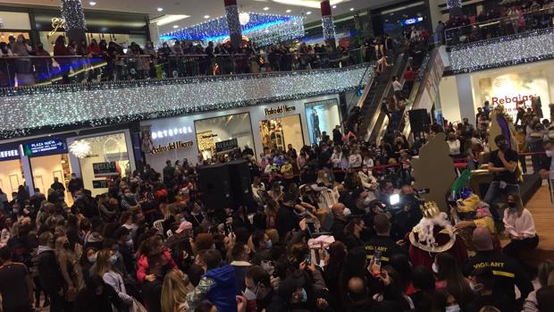 Aglomeración en un centro comercial de Marbella por ver a Kiko Rivera y Omar Montes como Reyes Magos