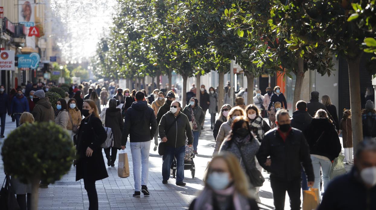 Ciudadanos en la calle Cruz Conde, este sábado por la mañana