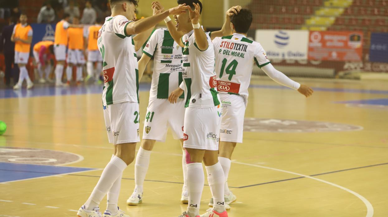 Los jugadores del Córdoba Patrimonio Shimizu y Ricardo celebran un gol en el último partido de 2020