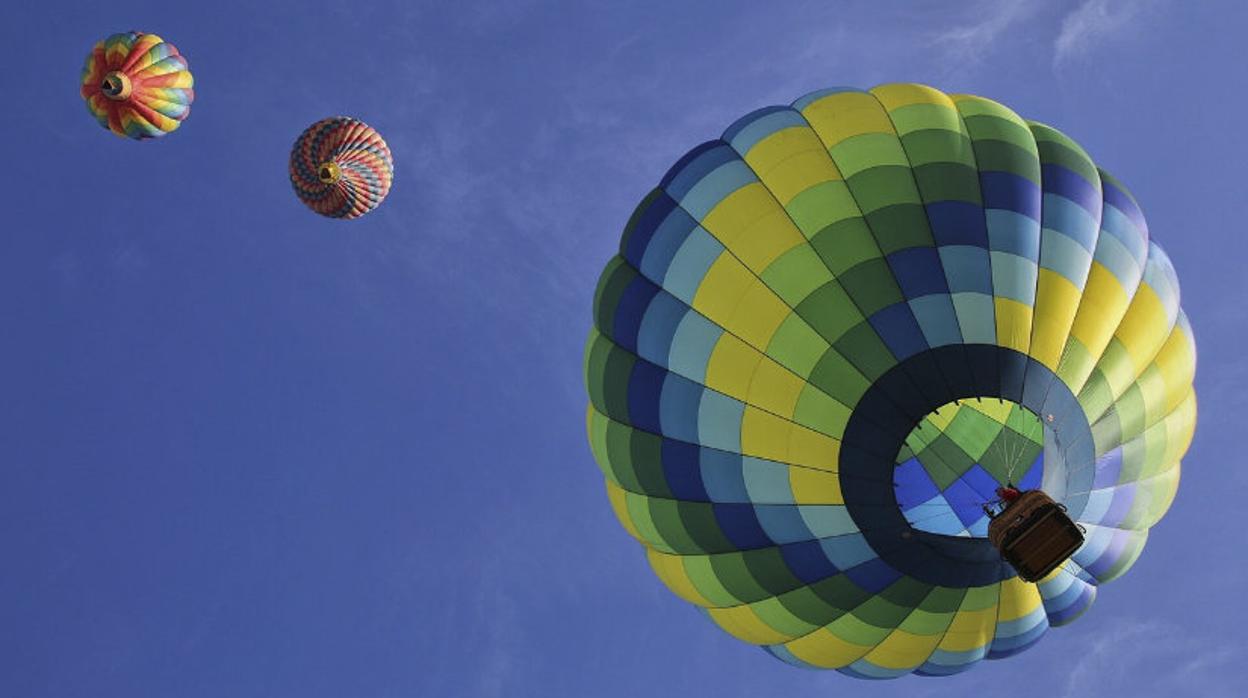 Tres globos aerostáticos en una imagen de archivo