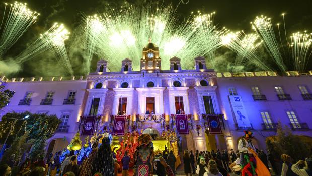 Fuegos artificiales y música en la llegada «virtual» de los Reyes Magos a Almería