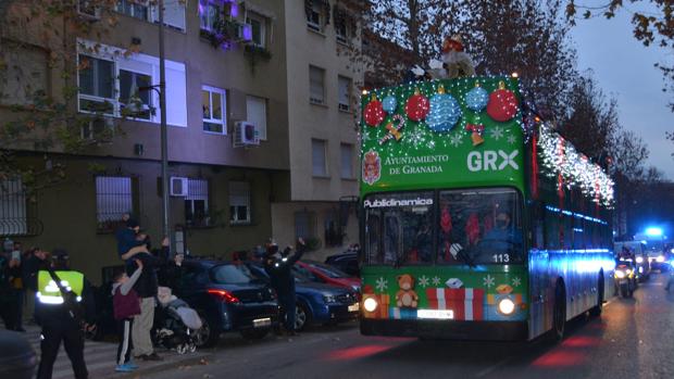 Los Reyes Magos llegan a Granada sin camellos, ni caramelos, pero en un autobús descapotable