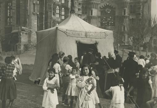 Instalaciones de campo utilizadas por los médicos de la beneficencia municipal para aplicar la vacuna de la viruela a los habitantes de los barrios extremos, en vista de la insuficiencia de los dispensarios en la Barcelona de 1912